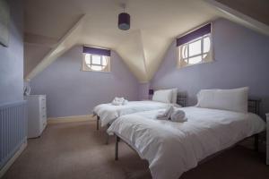 A bed or beds in a room at Falcon House By RentMyHouse