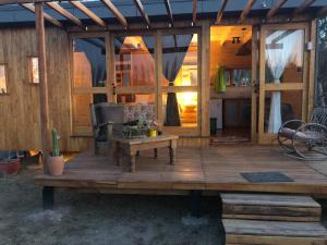 una terraza de madera con una silla y una mesa en Para los amantes de la naturaleza en San Rafael