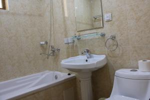 y baño con lavabo, aseo y espejo. en Minorai Kalon Boutique Hotel, en Bukhara