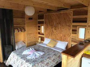 1 dormitorio con 1 cama en una cabaña de madera en Para los amantes de la naturaleza en San Rafael