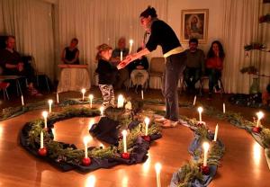 Un uomo in piedi davanti alla zona con candele accese di Apartamentos Tamarindos a Puerto del Carmen