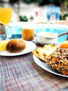 un tavolo con due piatti di cibo sopra di Apartamentos Tamarindos a Puerto del Carmen