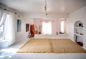 una grande camera bianca con un grande letto di Apartamentos Tamarindos a Puerto del Carmen Altre 51 foto