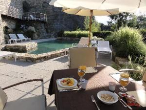 einen Tisch mit einem Teller Essen und einem Regenschirm in der Unterkunft Eden Rock Resort in Florenz