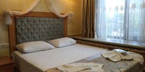 A bed or beds in a room at Seahouse Suites