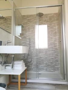 ein Badezimmer mit Dusche und Waschbecken in der Unterkunft Bianca Room & Breakfast in Bologna