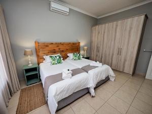 En eller flere senge i et værelse på Poinsettia family Cottage + 58 billeder