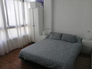 バジェエルモソにあるCasa La Terrazaのベッドルーム1室(ベッド1台、ドレッサー、窓付)