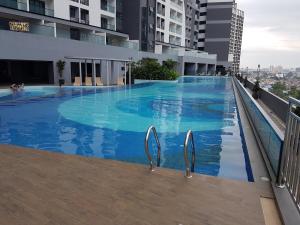 a large swimming pool on top of a building at Simfoni Level 39 Superior Designer Studio with 100mbps WiFi & Netflix in Kampong Baharu Balakong