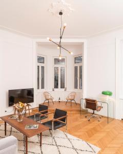 a living room with a table and chairs at Design Loft Hohe Warte in Vienna