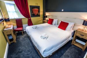 Mc Kevitts Village Hotel客房内的一张或多张床位