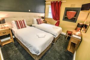 Mc Kevitts Village Hotel客房内的一张或多张床位