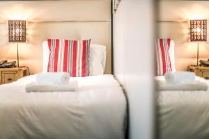 Mc Kevitts Village Hotel客房内的一张或多张床位