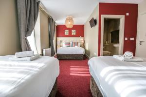 Кровать или кровати в номере Mc Kevitts Village Hotel