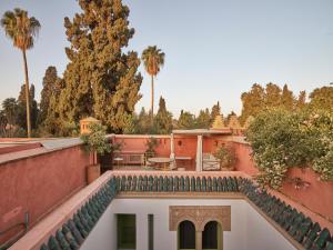 馬拉喀什的住宿－Riad Volubilis，享有棕榈树房屋庭院的景色