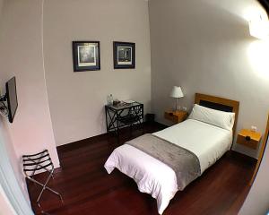 a bedroom with a bed and a table and a chair at Hotel Rural Triana in Vallehermoso