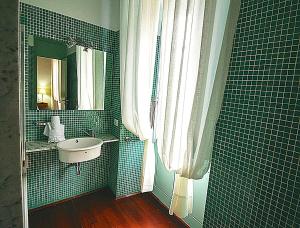 a green tiled bathroom with a sink and a window at Hotel Rural Triana in Vallehermoso
