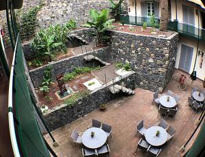 an overhead view of a patio with tables and chairs at Hotel Rural Triana in Vallehermoso