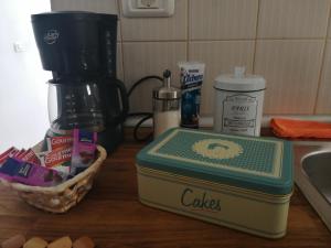 una encimera con un contenedor de comida y una cafetera en Casa La Terraza, en Vallehermoso