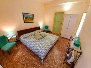 ein Schlafzimmer mit einem Bett und zwei grünen Stühlen in der Unterkunft Il Girasole ...At Andorus' House in Erli