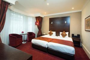Llit o llits en una habitació de The Park City Grand Plaza Kensington Hotel