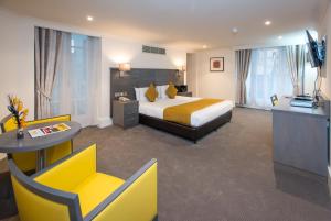 Tempat tidur dalam kamar di The Park City Grand Plaza Kensington Hotel