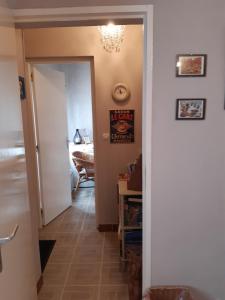 pasillo con puerta y lámpara de araña en Les Alouettes B&B en Hardecourt-aux-Bois