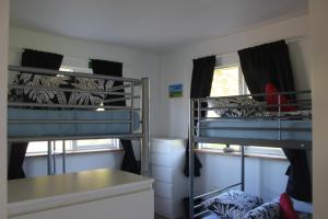 Łóżko lub łóżka piętrowe w pokoju w obiekcie Icelandhorsetours - Helluland