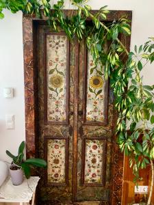 una antigua puerta de madera en una habitación con plantas en The Mountain View Innsbruck, en Innsbruck