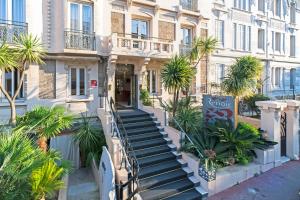 Gallery image of Hotel Renoir in Cannes