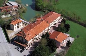eine Luftansicht eines Hauses mit Dach in der Unterkunft Hotel Da Gigi in Santo Stino di Livenza