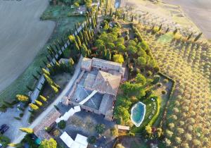 an aerial view of a city with palm trees at Castello di Leonina in Casetta