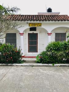 een wit gebouw met een bord erop bij Casa De La Luz - Guesthouse in Tlacotalpan