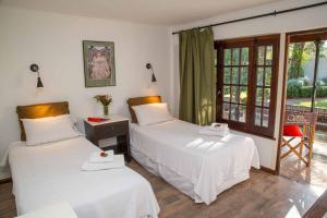 twee bedden in een kamer met een raam bij Hotel Villa Victoria de Tigre in Tigre +48 foto's