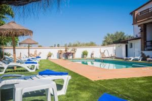 una piscina con tumbonas y un complejo en Cubo's Casa Rural Tirado, en Alhaurín el Grande