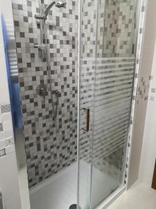 een douche met een glazen deur in de badkamer bij Palazzo Salvi in Telese