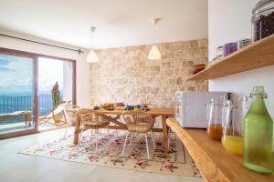 uma cozinha com mesa e cadeiras e uma janela em Elune B&B em Baunei