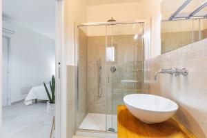 La salle de bains est pourvue d'un lavabo et d'une douche. dans l'établissement Elune B&B, à Baunei