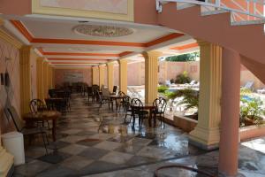 
A restaurant or other place to eat at Hotel Tabarre 'S Palace
