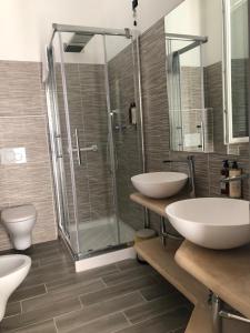 A bathroom at Alla Porta Di Sotto B&B
