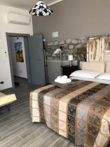 A bed or beds in a room at Alla Porta Di Sotto B&B