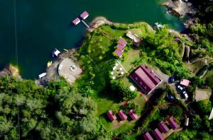 una vista aérea de una casa en una isla en el agua en Hotel Pietrasanta, en Guatapé