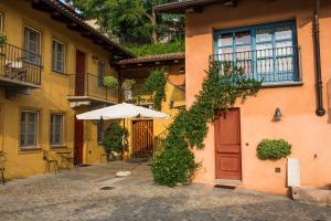 an umbrella sitting in front of a building at Albergo Ristorante Garibaldi in Cisterna dʼAsti