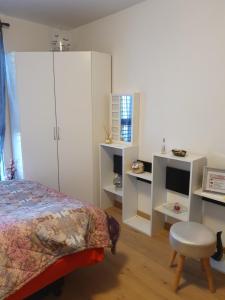 Chambre aux bord de l'Areuse客房内的一张或多张床位