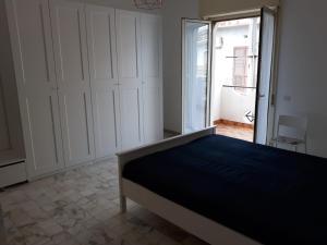 Tempat tidur dalam kamar di ROCCALUMERA ZONA TAORMINA 50M DAL MARE