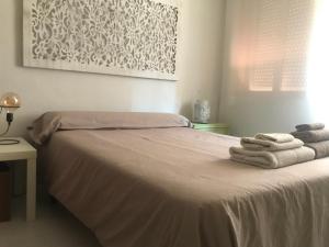 a bedroom with a bed with towels on it at Apartamento Casa Edurne in Valladolid