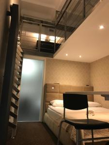 Postel nebo postele na pokoji v ubytování Apart Lofts Car Factory by WarsawResidence Group