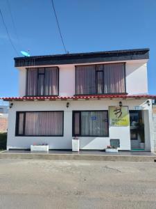 パイパにあるHotel Hortensia Realの白い建物