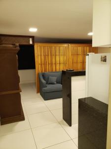 eine Küche mit einem Sofa und einem Stuhl darin in der Unterkunft Búzios Loft charmoso in Búzios + 38 Fotos