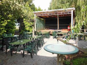 een groep tafels en stoelen in een tuin bij Green Mile Motel in Nideggen